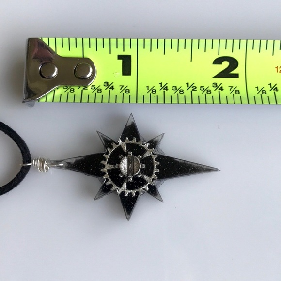 Black resin North Star steam punk wheel necklace - Picture 14 of 14